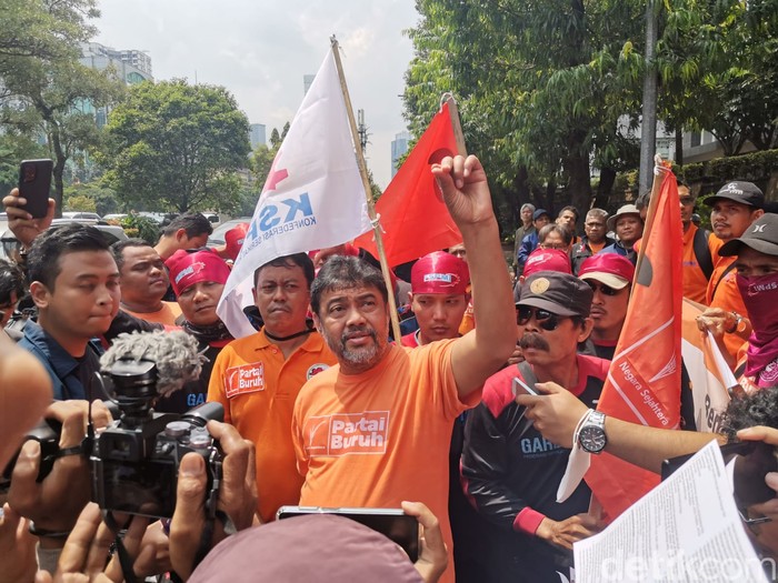 Partai Buruh dan Organisasi Serikat Buruh menggelar aksi unjuk dasa di Kantor Pusat Direktorat Jenderal Pajak Kementerian Keuangan.