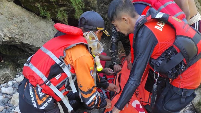 Tim SAR Gabungan saat melakukan evakuasi terhadap pelajar yang tewas usai bermain air di sungai Oya Sri Gethuk, Kapanewon Playen, Kabupaten Gunungkidul.