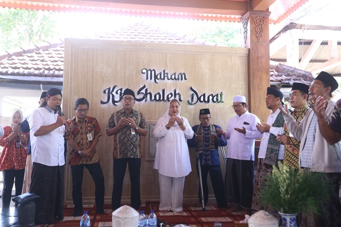 Pemugaran Makam Kiai Sholeh Darat