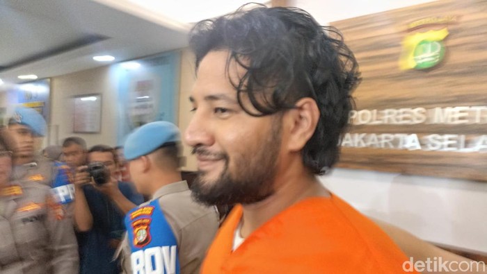 Penampakan artis Ammar Zoni usai ditangkap dan ditampilkan di Polres Metro Jaksel (Wildan N/detikcom)