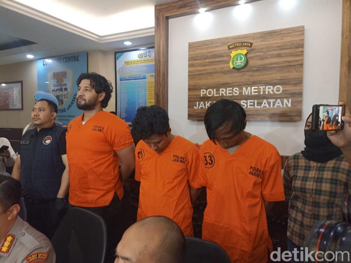 Penampakan artis Ammar Zoni usai ditangkap dan ditampilkan di Polres Metro Jaksel (Wildan N/detikcom)