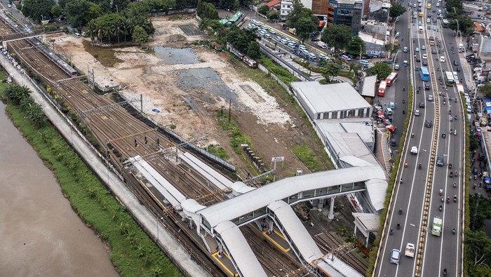 Penampakan dari Udara Lahan Stasiun Tanah Abang Baru Foto udara lahan yang dipersiapkan untuk pengembangan Stasiun Tanah Abang di Jakarta, Jumat (10/3/2023). Kementerian Perhubungan bersama dengan Pemerintah Provinsi DKI Jakarta akan mengembangkan Stasiun Tanah Abang yang akan menjadi stasiun sentral guna mendukung mobilitas masyarakat serta akan menjadi ikon baru transportasi di Jakarta. ANTARA FOTO/Galih Pradipta/rwa.