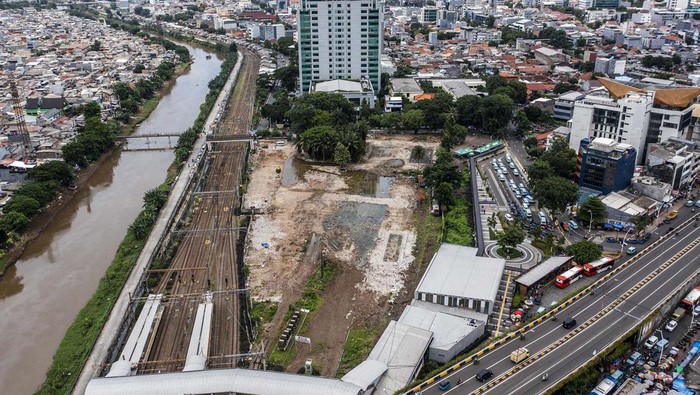 Penampakan dari Udara Lahan Stasiun Tanah Abang Baru Foto udara lahan yang dipersiapkan untuk pengembangan Stasiun Tanah Abang di Jakarta, Jumat (10/3/2023). Kementerian Perhubungan bersama dengan Pemerintah Provinsi DKI Jakarta akan mengembangkan Stasiun Tanah Abang yang akan menjadi stasiun sentral guna mendukung mobilitas masyarakat serta akan menjadi ikon baru transportasi di Jakarta. ANTARA FOTO/Galih Pradipta/rwa.