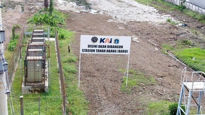 Bakal ada stasiun kereta api baru di kawasan Tanah Abang. Pemerintah mempertimbangkan stasiun baru demi menyelesaikan permasalahan kepadatan di Stasiun Tanah Abang saat ini.