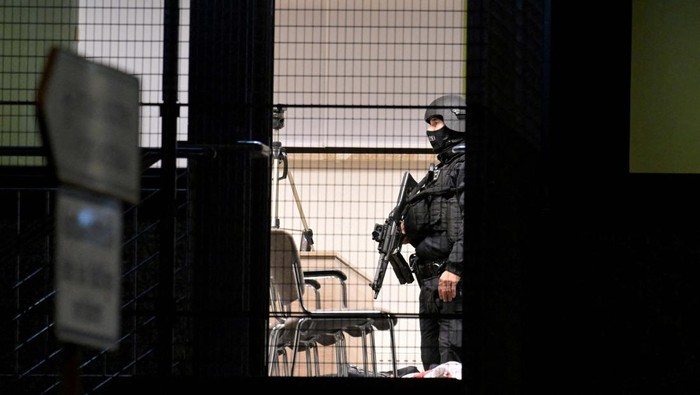 Penembakan Massal di Hamburg, 7 Orang Tewas Police secures the area after at least six people are dead and several more injured in a shooting in the northern German city of Hamburg, Germany, March 9, 2023. REUTERS/Fabian Bimmer