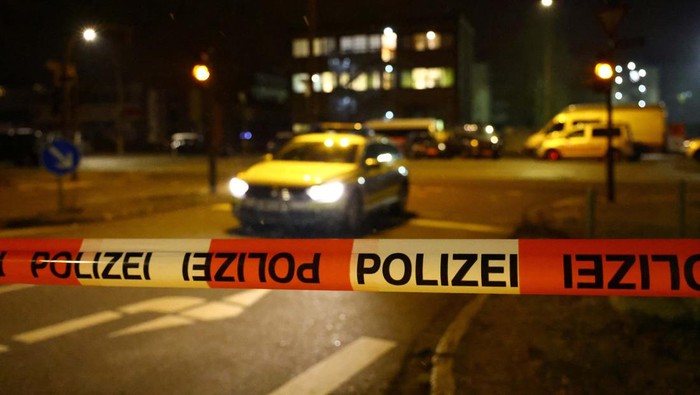 Penembakan Massal di Hamburg, 7 Orang Tewas Police secures the area after at least six people are dead and several more injured in a shooting in the northern German city of Hamburg, Germany, March 9, 2023. REUTERS/Fabian Bimmer