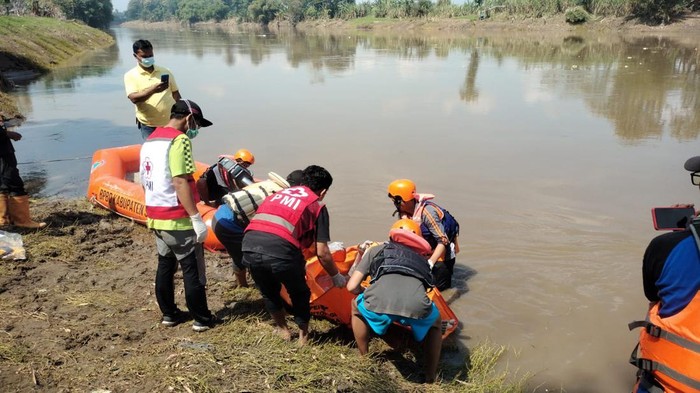 Penemuan mayat laki-laki di aliran sungai Bengawan Solo, tepatnya di Dukuh Ngrejeng, Rt.08 Desa Klandungan, Kecamatan Ngrampal, Sragen.