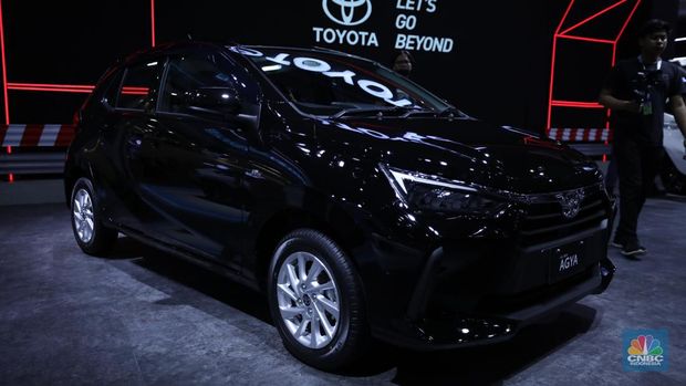Pengunjung melihat All New Agya dan Agya GR Sport di ajang Gaikindo Jakarta Auto Show (JAW), Jumat (10/3/2023). (CNBC Indonesia/Tri Susilo)