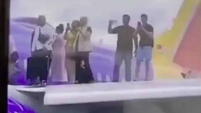 Penumpang selfie saat pesawat mendarat darurat