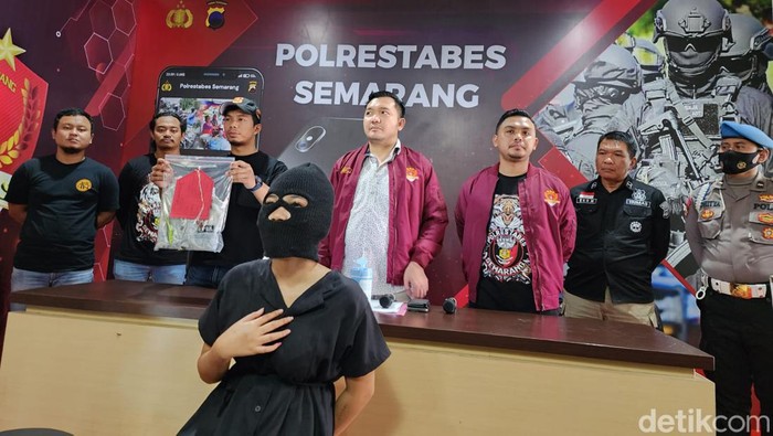 Gadis berinisial AAP (16) ditangkap usai melakukan penusukan terhadap temannya di Semarang, Jumat (10/3/2023).