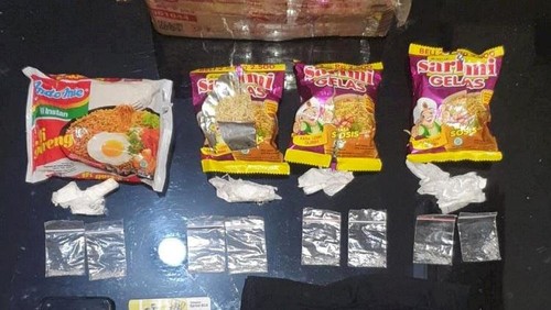 Polda NTT menangkap S (36), diduga pengedar narkoba jenis sabu. Barbuk dikirim lewat JNE di plastik Indomie dan Sarimi.