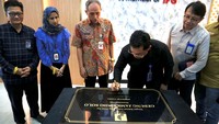 Direktur Utama PT Jamkrindo Hendro Padmono menandatangani batu prasasti peresmian Gedung baru Kantor Cabang Solo di Jalan Slamet Riyadi no 333, Solo, Jawa Tengah untuk menggantikan gedung kantor cabang sebelumnya yang terletak di Jalan Honggowongso, Kelurahan Kratonan, Kecamatan Serengan, Jumat (10/3/2023). 