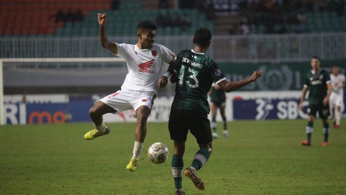 Aksi pemain PSM Makassar Yance Sayuri saat melawan tuan rumah Persikabo di pekan ke-29 Liga 1 2022/2023.