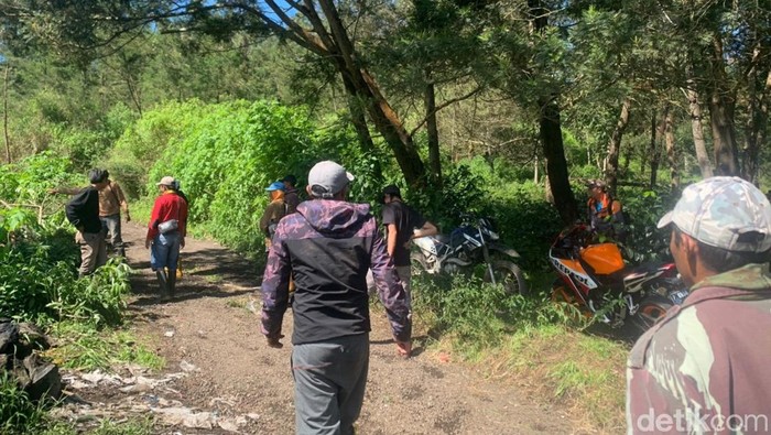 Petani blokade akses jalan di lahan Ijen Bondowoso