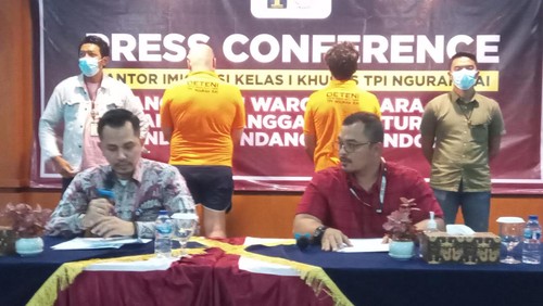 Petugas Imigrasi Ngurah Rai meringkus dua orang WN Rusia berinisial AG dan RK lantaran melanggar izin tinggal dan melakukan aktivitas ilegal di Bali, Jumat (10/3/2023). (Foto: Aryo Mahendro/detikBali)