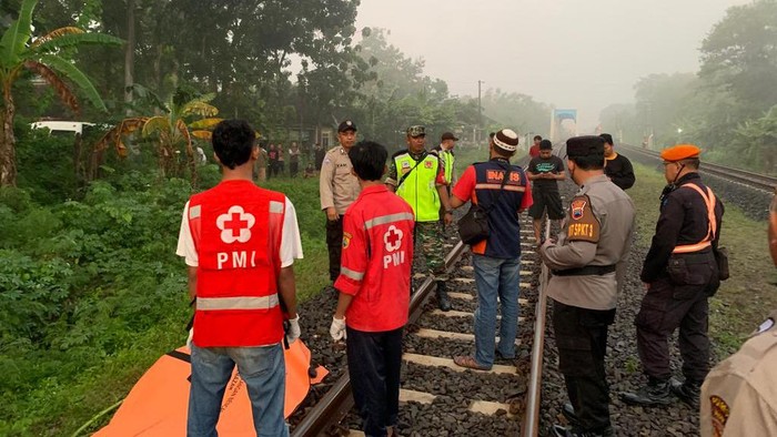Petugas melakukan evakuasi korban tertabrak KA Gajayana di Desa Wonotolo, Gondang, Sragen, Jumat (10/3/2023).