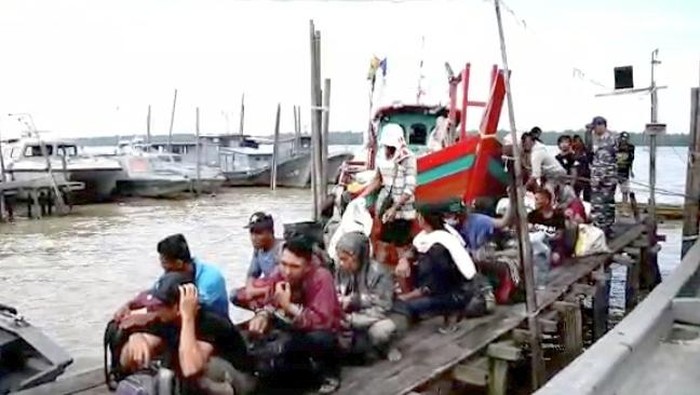 Petugas mengamankan 19 PMI illegal dari Malaysia. (Istimewa)