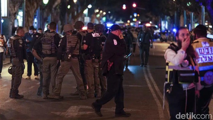 Israeli police work in a shooting attack site in Tel Aviv, Israel, Thursday, March 9, 2023. Israeli police say a Palestinian attacker has shot and wounded three people in central Tel Aviv. Police say the attacker was shot. (AP Photo/Oded Balilty)