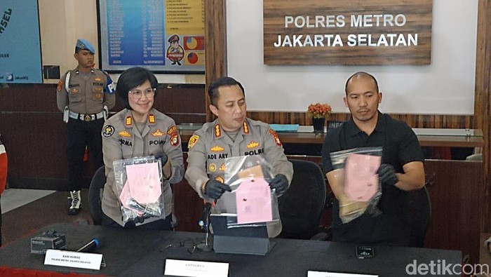 Polisi memperlihatkan barang bukti sabu yang disita dari Ammar Zoni dkk