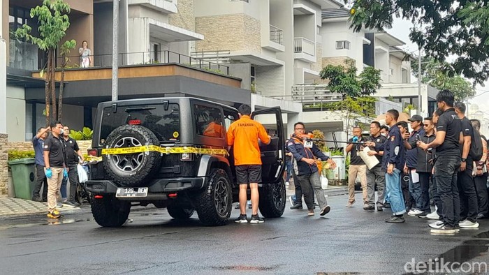 Polisi menggelar rekonstruksi kasus penganiayaan David Ozora (17) oleh Mario Dandy (20). Tersangka Mario Dandy dan Shane Lukas (19) telah tiba di lokasi. (Ilham Oktafian/detikcom)