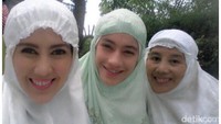 Ini bisa dilihat di salah satu postingan Instagram-nya pada 2013 lalu. Bersama dengan kakak dan ibunya, Zee melaksanakan salat Idul Fitri di Medan.“Selamat hari raya Idul Fitri 1434 H. Taqabbalallahu minna waminkum taqabbal ya karim. Mohon maaf lahir & batin...” tulis Zee di unggahan tersebut. (Foto: Instagram @zeezeez)