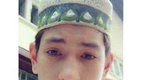 Selain mengunggah foto dengan mukenah, Zee juga pernah mengabadikan dirinya dalam baju koko dan peci. Duh, jadi cewek kelihatan cantik, jadi cowok juga kelihatan ganteng. (Foto: Instagram @zeezeez)