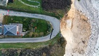 Foto udara yang menunjukan jalan tergerus erosi ini diambil pada 2 Maret 2023.