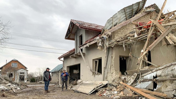Rescuers carry a body of a killed person a site of residential buildings destroyed by a Russian missile strike, amid Russias attack on Ukraine, in Lviv region, Ukraine March 9, 2023. Press service of the State Emergency Service of Ukraine in Lviv region/Handout via REUTERS ATTENTION EDITORS - THIS IMAGE HAS BEEN SUPPLIED BY A THIRD PARTY.
