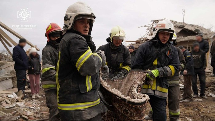 Rescuers carry a body of a killed person a site of residential buildings destroyed by a Russian missile strike, amid Russia's attack on Ukraine, in Lviv region, Ukraine March 9, 2023. Press service of the State Emergency Service of Ukraine in Lviv region/Handout via REUTERS ATTENTION EDITORS - THIS IMAGE HAS BEEN SUPPLIED BY A THIRD PARTY.