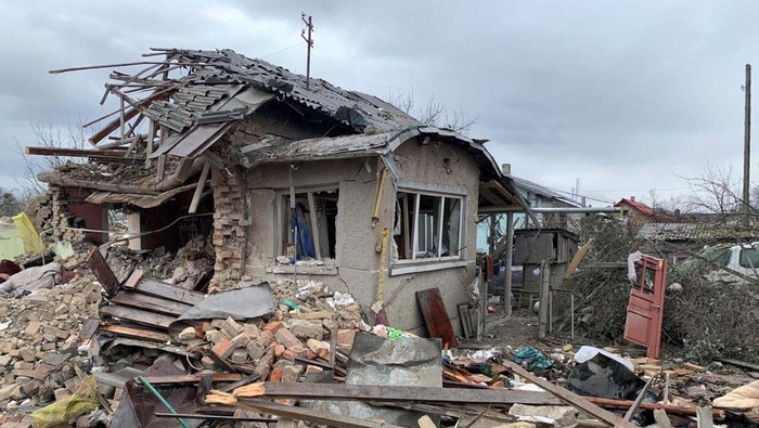 Rescuers carry a body of a killed person a site of residential buildings destroyed by a Russian missile strike, amid Russia's attack on Ukraine, in Lviv region, Ukraine March 9, 2023. Press service of the State Emergency Service of Ukraine in Lviv region/Handout via REUTERS ATTENTION EDITORS - THIS IMAGE HAS BEEN SUPPLIED BY A THIRD PARTY.