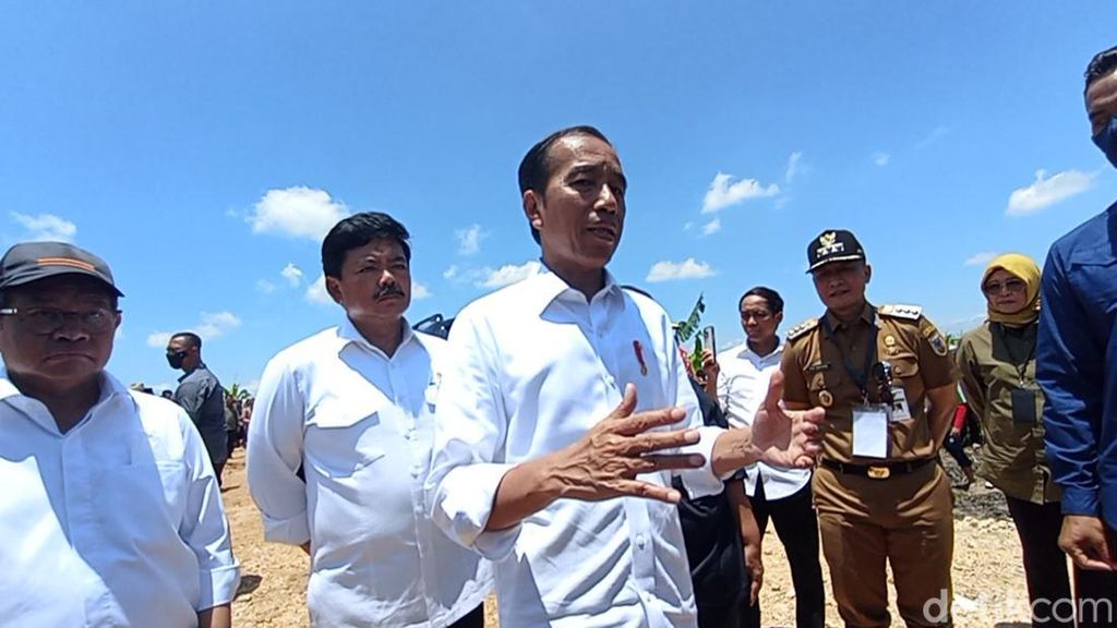 Jokowi Bagi Sertifikat Tanah di Sawah Becek: Yang Pilih Tempat Siapa?
