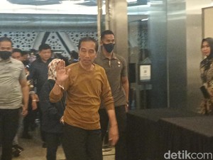 Gaya Jokowi dan Iriana Nonton Konser Deep Purple di Solo
