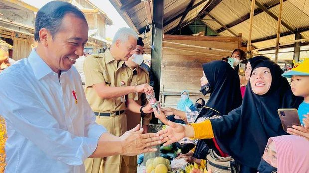 Presiden Jokowi Meninjau harga sejumlah komoditas pangan di Pasar Mendenrejo, Blora, Jawa Tengah. (Twitter @jokowi)