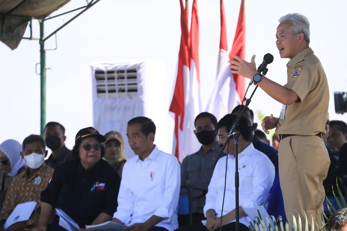 Presiden RI Joko Widodo (Jokowi) didampingi Gubernur Jawa Tengah Ganjar Pranowo menyerahkan 1.043 sertifikat tanah, dari total 1.160 penerima di Desa Gabusan, Kecamatan Jati, Kabupaten Blora, Jumat (10/3).