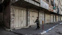 Toko-toko tutup di area pasar di kota Hebron di Tepi Barat yang diduduki, Rabu (8/3/2023). Hazem Bader/AFP/Getty Images  