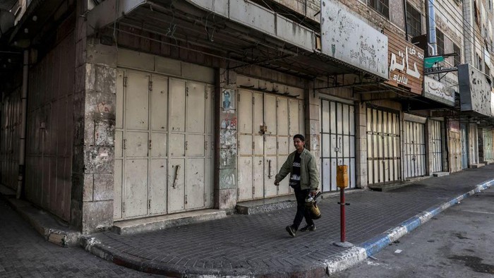 Shops are closed at a market area in the city of Hebron in the occupied West Bank on March 8, 2023 during a Palestinian general strike called in protest against the Israeli army raid in Jenin the previous day. (Photo by HAZEM BADER / AFP) (Photo by HAZEM BADER/AFP via Getty Images)