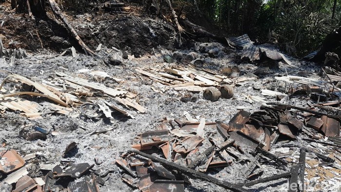 Puing-puing rumah sang nenek yang dibakar cucu di Kalipucang, Pangandaran.