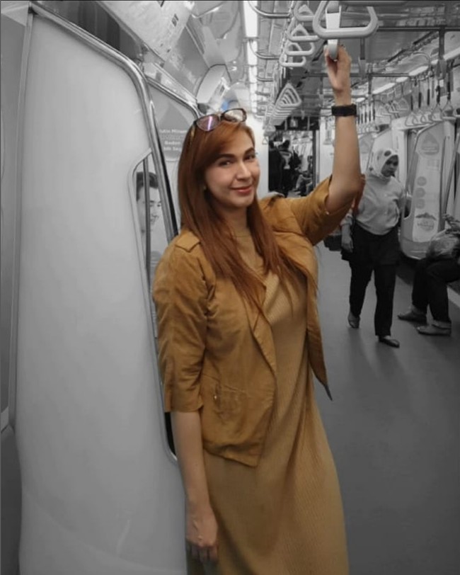 Banyak netizen memuji penampilannya seolah tak menua sejak kemunculannya di era 90-an sampai sekarang berusia 48 tahun. Foto: Instagram/@puputnovel_