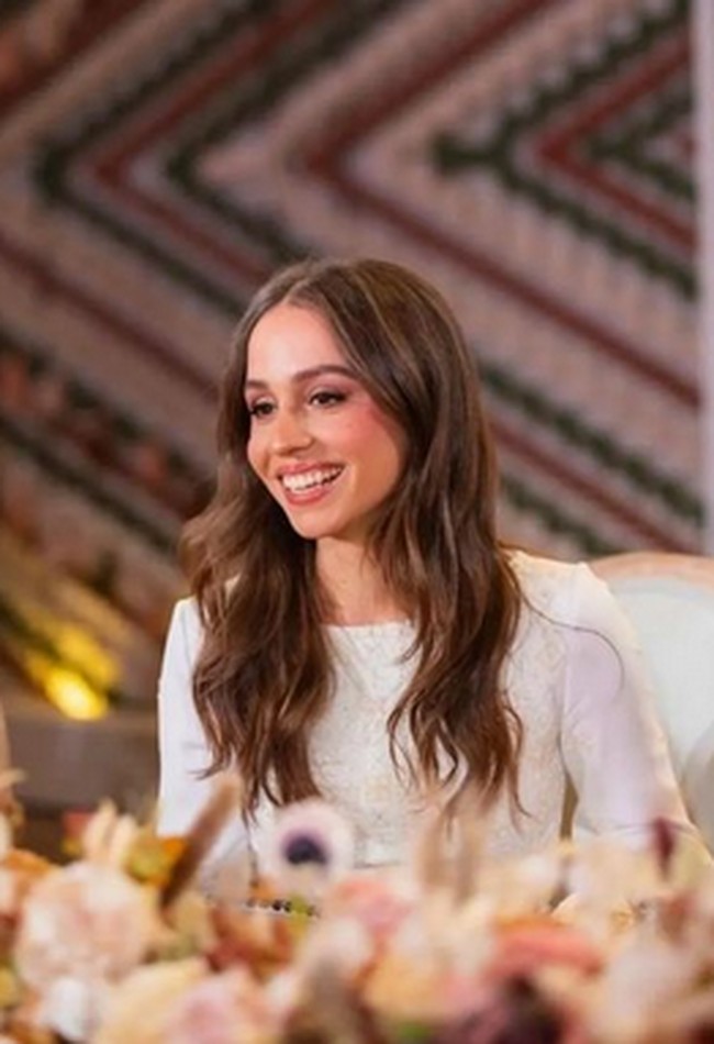 Putri Iman dari Yordania akan segera dinikahi oleh pria bernama Jameel Alexander Thermiotis pada 12 Maret. Sebelum akad nikah, Putri Iman dan keluarga melangsungkan upacara malam henna di tengah perdebatan tentang agama calon suaminya itu. Foto: Instagram