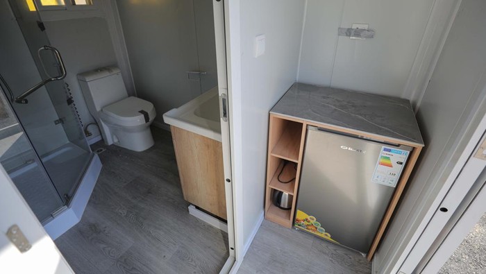 Qatar Kirim Rumah Kontainer Bekas Piala Dunia Untuk Korban Gempa Turki HATAY, TURKIYE - MARCH 09: An aerial view of containers, 18 square meters each and consisting of bedroom and bathroom, constructed for the 2022 FIFA World Cup, sending for the earthquake survivors, in Hatay, Turkiye on March 09, 2023. Qatar has donated 10,000 containers to quake-hit Turkiye and it is planned to set 5,000 of them up in Iskenderun district of Hatay. (Photo by Oguz Yeter/Anadolu Agency via Getty Images)