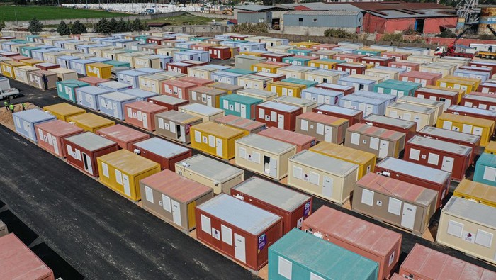 Qatar Kirim Rumah Kontainer Bekas Piala Dunia Untuk Korban Gempa Turki HATAY, TURKIYE - MARCH 09: An aerial view of containers, 18 square meters each and consisting of bedroom and bathroom, constructed for the 2022 FIFA World Cup, sending for the earthquake survivors, in Hatay, Turkiye on March 09, 2023. Qatar has donated 10,000 containers to quake-hit Turkiye and it is planned to set 5,000 of them up in Iskenderun district of Hatay. (Photo by Oguz Yeter/Anadolu Agency via Getty Images)