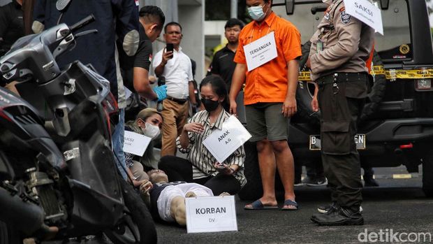 Polda Metro Jaya menggelar ekonstruksi kasus penganiayaan Mario Dandy Satriyo terhadap Cristalino David Ozora. Ini detik-detik reka ulang penganiayaannya.