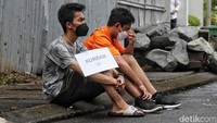 Mario Dandy sesekali memegang dahi dan kepalanya. Tatapan matanya juga terlihat kosong selama mengikuti proses reka ulang.