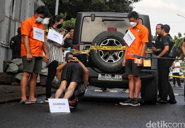 Polda Metro Jaya menggelar ekonstruksi kasus penganiayaan Mario Dandy Satriyo terhadap Cristalino David Ozora. Ini detik-detik reka ulang penganiayaannya.