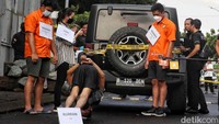 Mario Dandy memperagakan adegan ketika ia meminta David push-up sebanyak 50 kali. Di situ, David diperankan oleh orang lain.