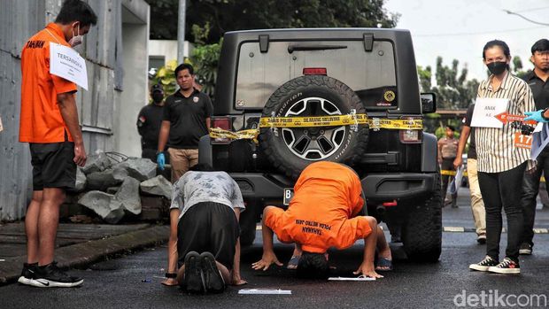 Polda Metro Jaya menggelar ekonstruksi kasus penganiayaan Mario Dandy Satriyo terhadap Cristalino David Ozora. Ini detik-detik reka ulang penganiayaannya.