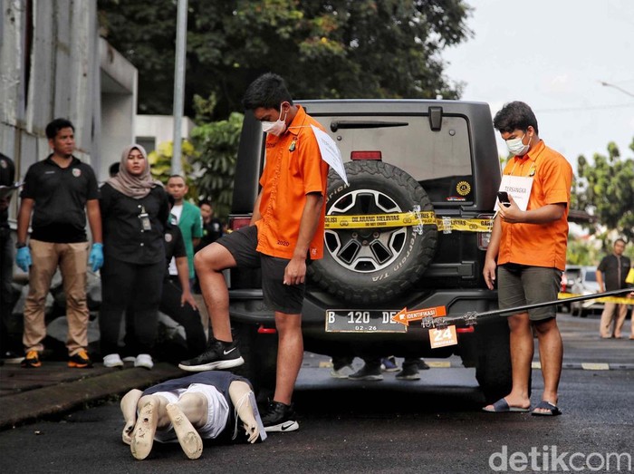 Polda Metro Jaya menggelar ekonstruksi kasus penganiayaan Mario Dandy Satriyo terhadap Cristalino David Ozora. Ini detik-detik reka ulang penganiayaannya.