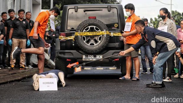 Polda Metro Jaya menggelar ekonstruksi kasus penganiayaan Mario Dandy Satriyo terhadap Cristalino David Ozora. Ini detik-detik reka ulang penganiayaannya.