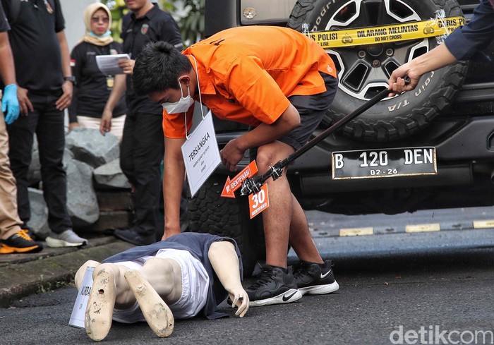 Polda Metro Jaya menggelar ekonstruksi kasus penganiayaan Mario Dandy Satriyo terhadap Cristalino David Ozora. Ini detik-detik reka ulang penganiayaannya.