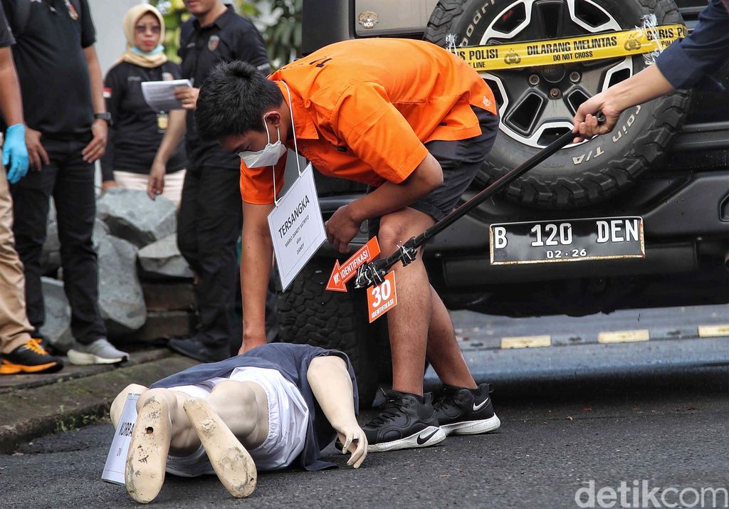 Polda Metro Jaya menggelar ekonstruksi kasus penganiayaan Mario Dandy Satriyo terhadap Cristalino David Ozora. Ini detik-detik reka ulang penganiayaannya.